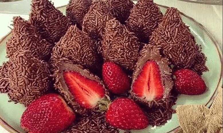 Brigadeiro com Morango Inteiro
