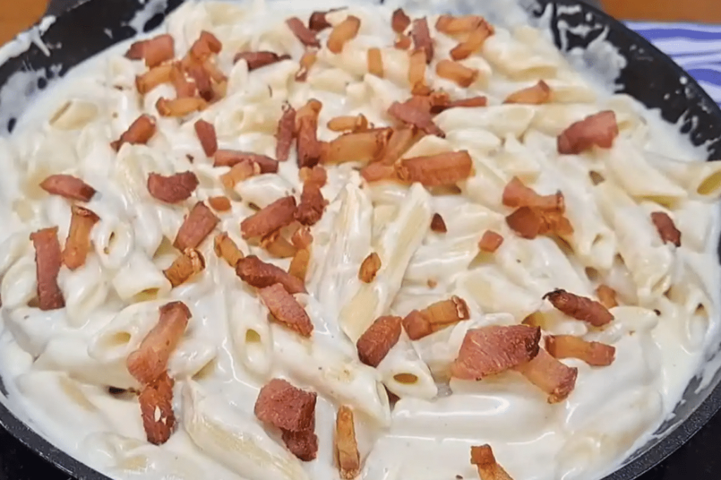 Macarrão Cremoso com Bacon e Queijo